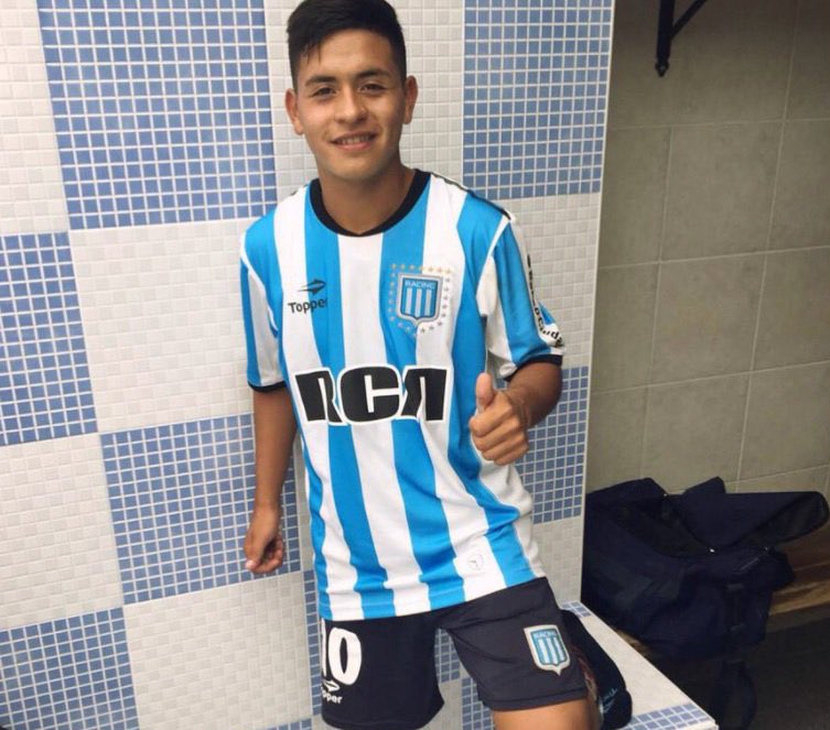 DavilaTomi's tweet photo. De lo poco rescatable de #Racing hoy fue el ingreso de Gonzalo Córdoba. Las pidió todas, encaró y pasó. 

Cuando terminó el partido, Marcos Díaz se acercó para felicitarlo. https://t.co/wbJC28vbFl
