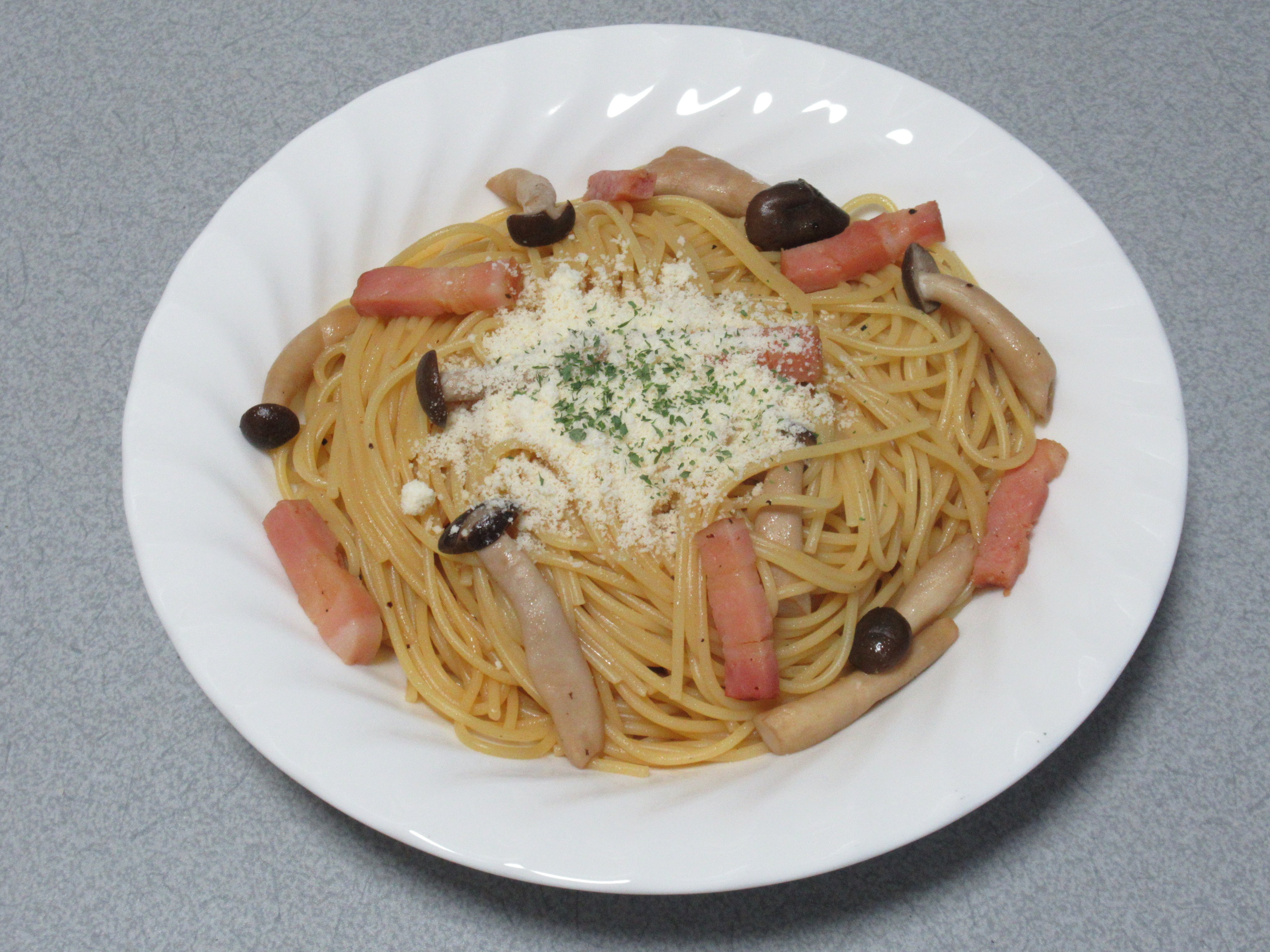 香草のエストラゴン ベーコンとシメジの和風パスタ を作りました 味付けは バター 醤油 ほんだし 黒コショウ ガーリックパウダーです 上に 粉チーズと乾燥パセリを振りかけました T Co Ejn4cyp3rq Twitter