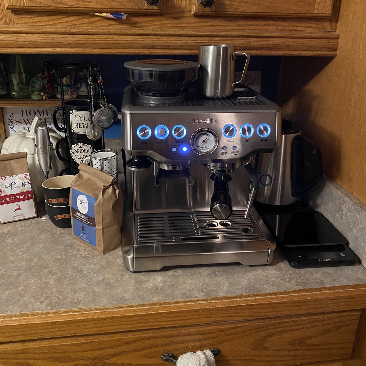 zaddywarlock's tweet photo. Got an early Winter solstice gift today!(Thanks @fizzyjello!) 
I’ve been trying to figure this machine out, but instead I’ve just wasted about $10 worth of good coffee beans, and a quart of oat milk.
#breville #baristaexpress #espresso https://t.co/LzR6jOuUb0