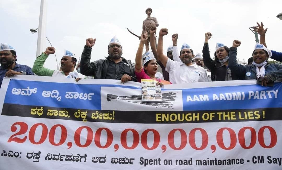 veenaserrao9's tweet photo. Rs 20,000 Crore has been spent on road maintenance in the past 5 years in Bengaluru !
Support the campaign for pothole free roads and to demand for action against those looting our tax money !
Call 7669100500 !
#DemandPotholeFreeRoads
#ActionAgainstCorrupt
#aamaadmiparty https://t.co/WdH4RUyKdp