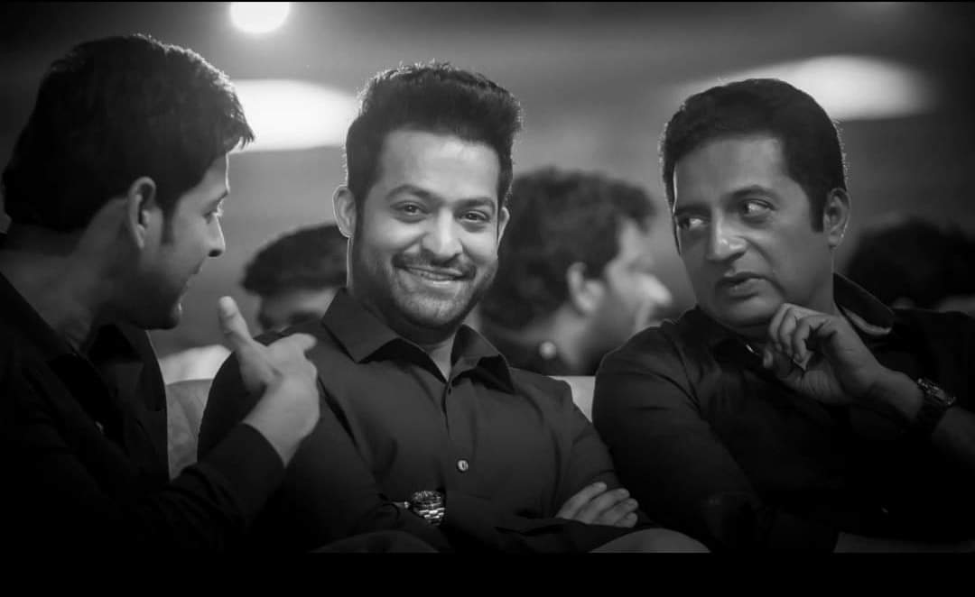 ManofMassesNTR's tweet photo. Hi @SuryapetMBFC 

Trend Ki Ready Ah 🔥🥁

#EvaruMeelokoteeswarulu
#PoonakaalaEpisodeLoading
@tarak9999
@urstrulyMahesh https://t.co/C7GNTNfykV