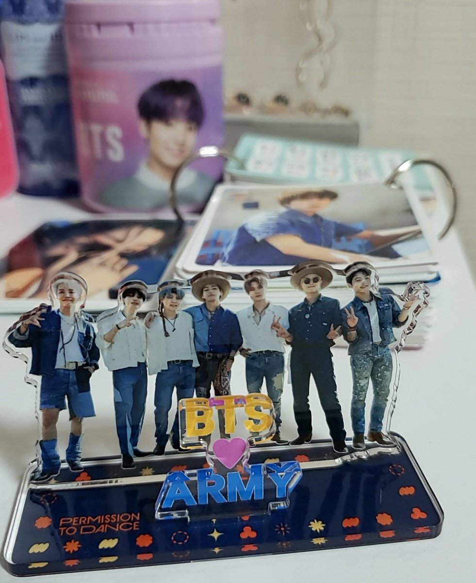 lucky_0range's tweet photo. ((●ﾟνﾟ)好きなものを好きなだけ愛でて生きたい( ˙˘˙ )♡*

BTS→わちゃわちゃ戯れてるの好き💜LYS
JIN→同じ世界線で生きててくれてありがとう🙏
コナン→毎年劇場版を楽しみにしている👓🎀本編は3周済
週末→外飲みも好きだけどアルコールとｶﾙﾊﾟｽあったら家でだらだら飲むよね🥂𓈒𓏸︎︎︎ https://t.co/ItmBfilqSx
