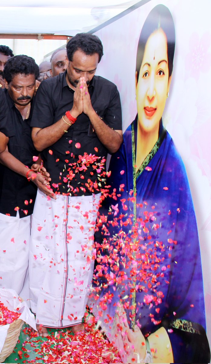 அளவில்லா அன்பு,ஆகச்சிறந்த நிர்வாகத்திறன்,தனித்துவ ஆளுமை ஆகியவற்றால் தாய்த்தமிழ் மக்களின் இல்லங்களிலும், உள்ளங்களிலும் கோலோச்சி, எங்கள் இதயங்களில் நிரந்தரமாக ஆட்சி செய்யும் எங்களின் தன்னிகரில்லா மக்கள் தலைவி மாண்புமிகு அம்மா அவர்களை வணங்குகிறேன்.
#என்றென்றும்அம்மா 
#WeMissYouAMMA