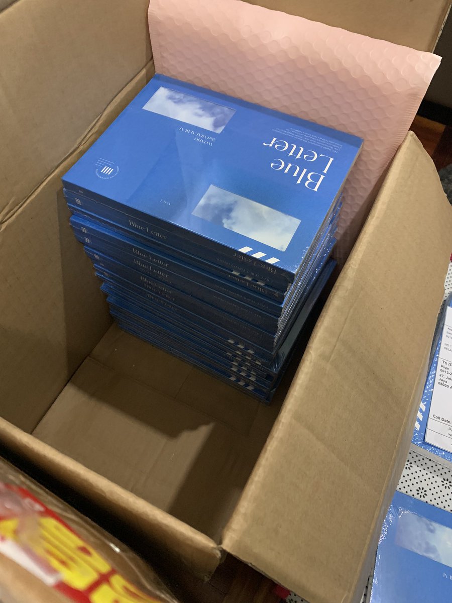 weewoosells's tweet photo. wts blue letter sealed albums
💗only version 1 left!! 
💗sealed + have pobs 
💗RM45/ea excl local postage
💗dm to order, really want to clear this
💗can reserve and pay later, no back out buyer 
#pasarwonho #bazaarwonho #pasarkpop https://t.co/E1ZBALCqYM