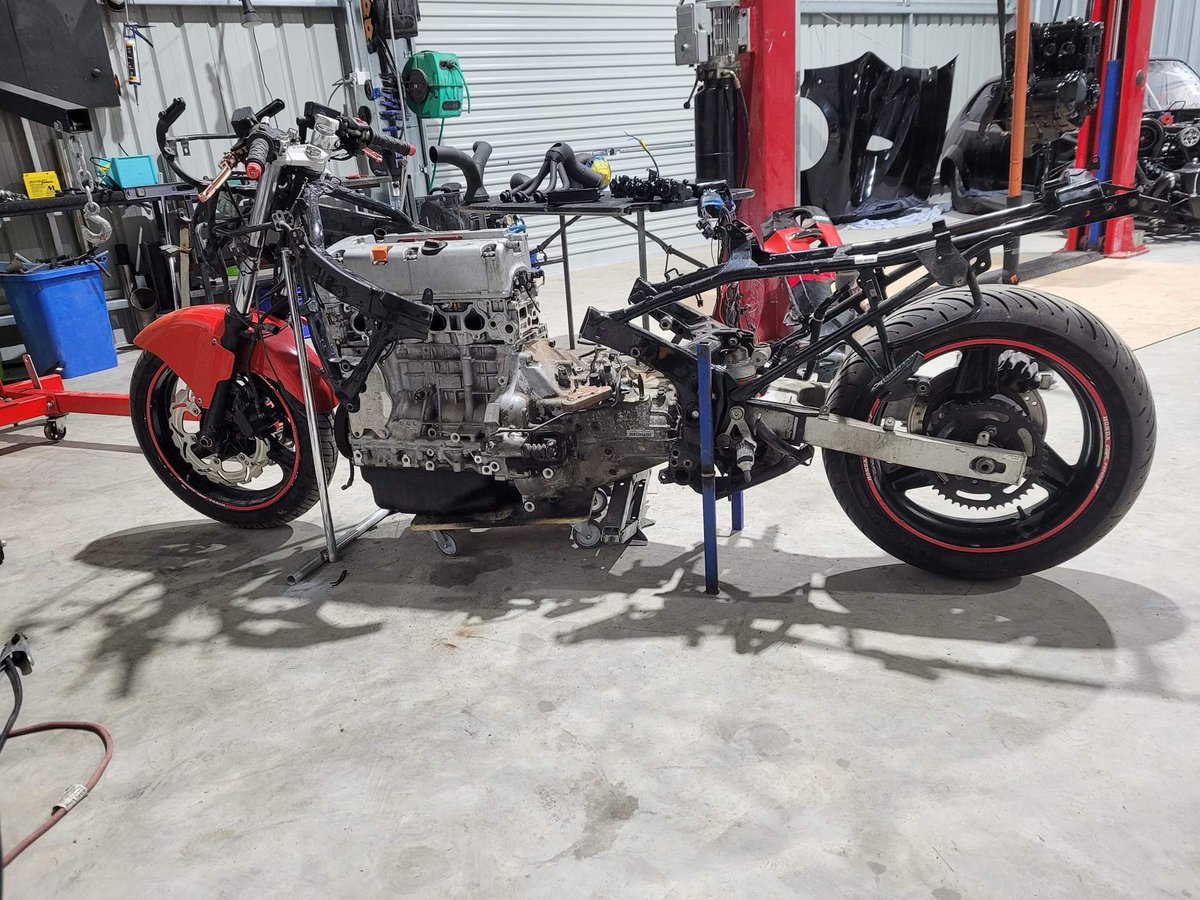 Fuelgarden's tweet photo. When you have a death wish but VTEC is life. Custom motorcycle with a Honda K24 with plans to make 1000+hp. | #FUELGARDEN 🇲🇾

#honda #k24 #vtec #motorcycle #engineswaps #jdm #bikeculture #carculture https://t.co/AUH2Vkwsfd