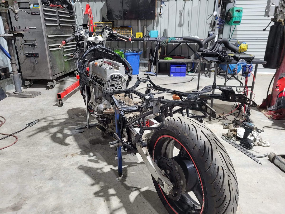 Fuelgarden's tweet photo. When you have a death wish but VTEC is life. Custom motorcycle with a Honda K24 with plans to make 1000+hp. | #FUELGARDEN 🇲🇾

#honda #k24 #vtec #motorcycle #engineswaps #jdm #bikeculture #carculture https://t.co/AUH2Vkwsfd