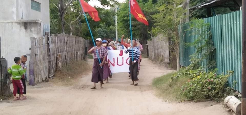 In support of <a href="/NUGMyanmar/">National Unity Government Myanmar</a>, the zealous pro-democracy residents in a village of Sagaing's ShweBo township continued to march the regular protest against the Dictatorship by showing their unity 🚩

#HelpMyanmarIDPs
#Dec5Coup 
#WhatsHappeningInMyanmar