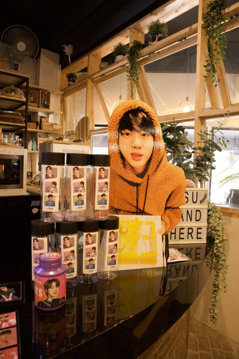 MoonOfMU_Jin's tweet photo. วันเกิดพี่จิน วันนี้วันสุดท้ายแล้วนะคะ
สามารถ walk-in เข้ามาได้เลยค่ะ 😊
พบกับพี่จินแบบทุกมุมแน่นอน จิ๊นจินเลยค่ะ
#HappyBirthdayJin #JINDAY #moonofmyuniverse_jin #KimSeokjin #JINJIN #ตลาดนัดบังทัน #bts https://t.co/UuYmVWU7K1