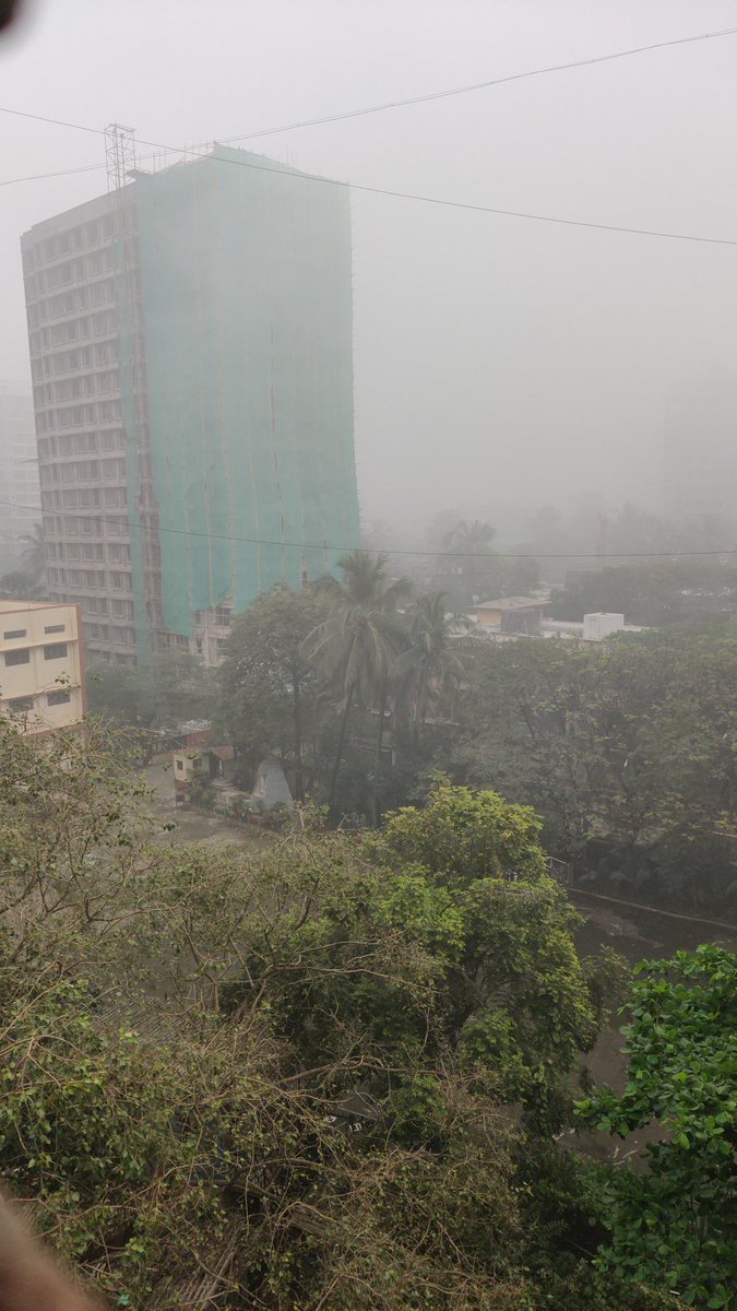 Sanket560's tweet photo. @ANI Fog in Mumbai this Morning
Visibility below 100m
#fog #MumbaiFog https://t.co/ryzLhu6BBG