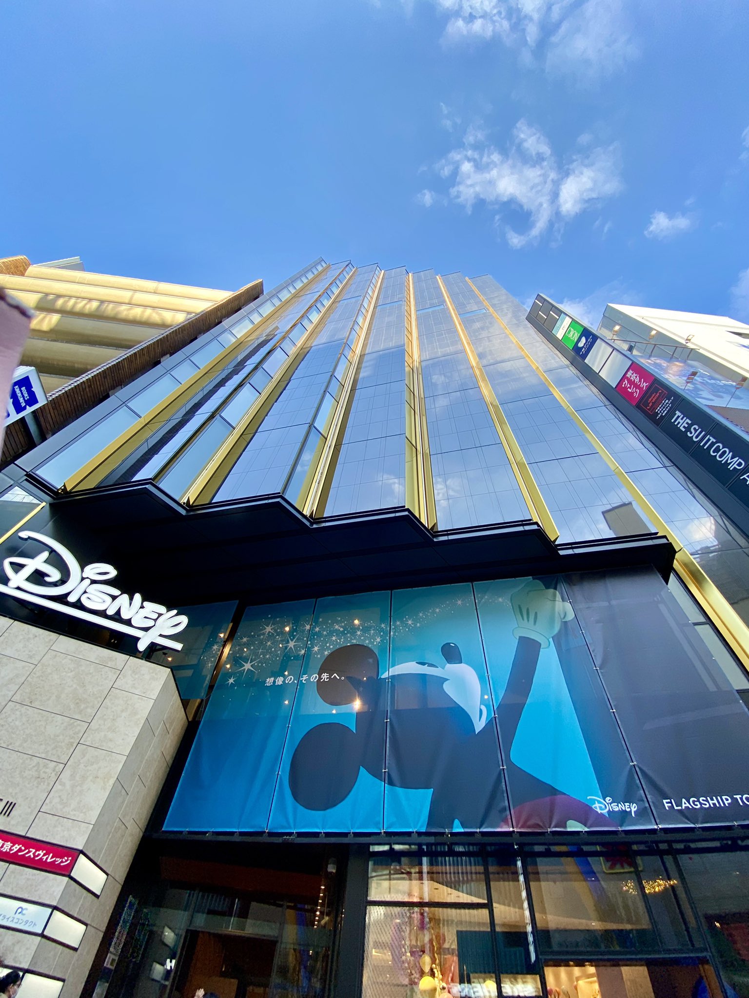 Monaka ディズニーストア新宿フラッグシップ東京 ビックロの斜向かいにあります 入場並び列は地下2階にあり 入る方は地下から来られるとよいです 新宿駅中央東口改札から地上に出ずに地下に行き 伊勢丹新宿方面へ歩くと並び列あり ディズニー Monaka ディズニーストア新宿フラッグシップ東京 ビックロの斜向かいにあります 入場並び列は地下2階にあり 入る方は地下から来られるとよいです 新宿駅中央東口改札から地上に出ずに地下に行き 伊勢丹新宿方面へ歩くと並び列あり ディズニー