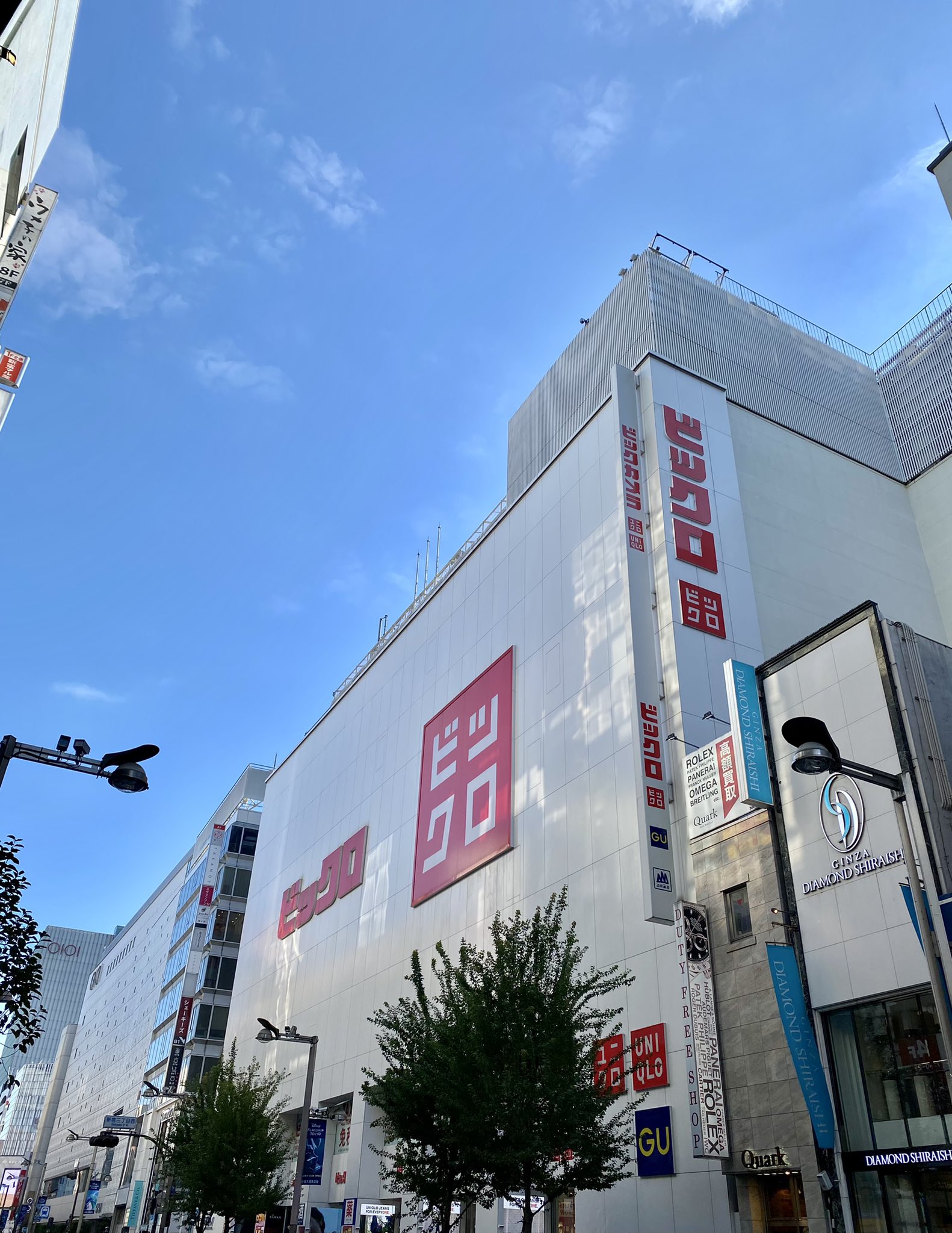 Monaka ディズニーストア新宿フラッグシップ東京 ビックロの斜向かいにあります 入場並び列は地下2階にあり 入る方は地下から来られるとよいです 新宿駅中央東口改札から地上に出ずに地下に行き 伊勢丹新宿方面へ歩くと並び列あり ディズニー