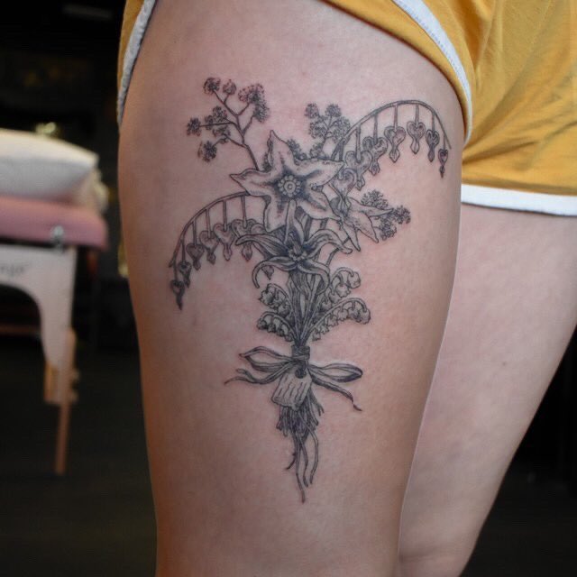 SaraJClement's tweet photo. Insane to see my work tattooed! Beatrice at Little Wolf tattoo did a great job bringing my art to a new type of canvas! Check her out on IG: beatrice.tattoos 🖤 #art #tattoo #tattooartist https://t.co/RTROqJjVtP