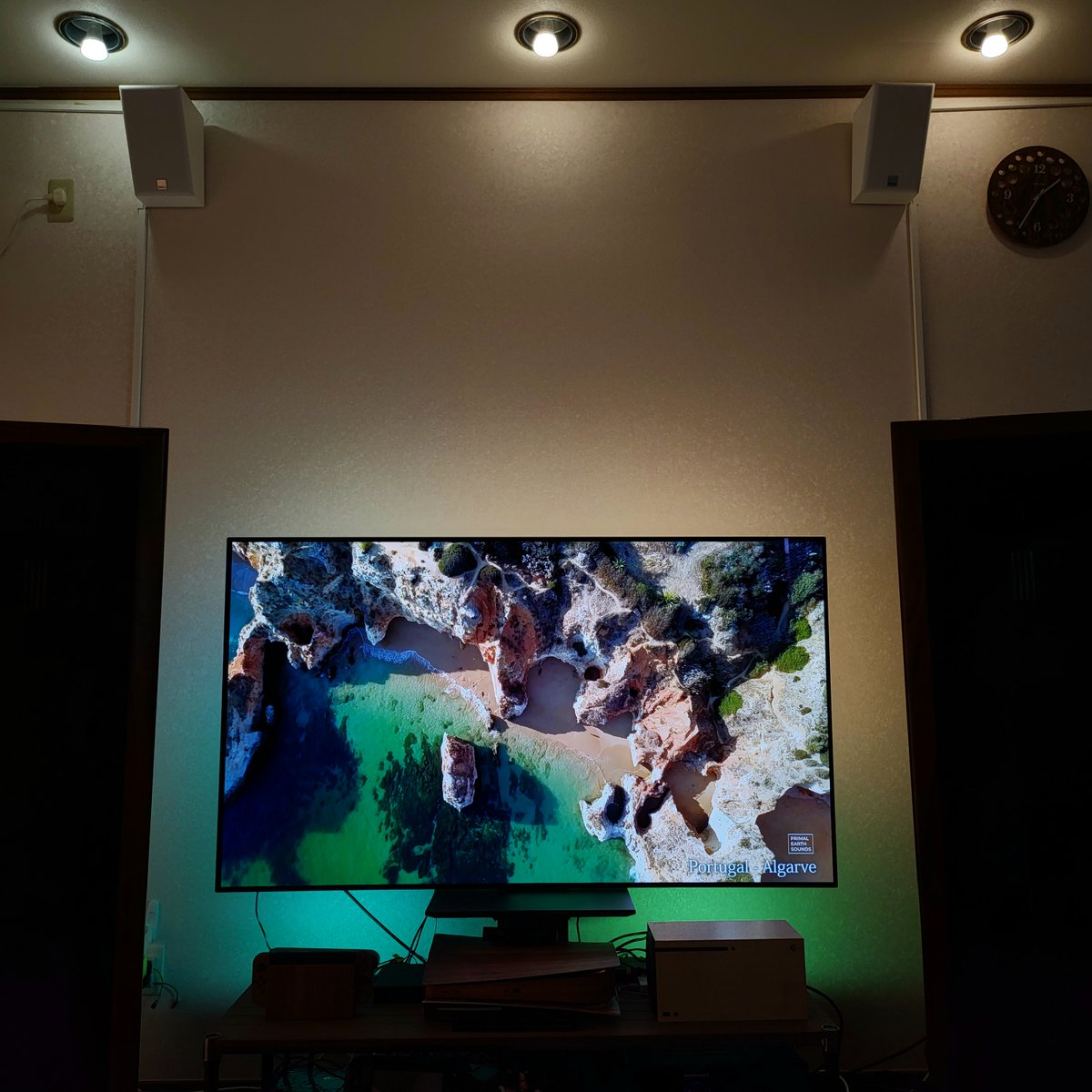 CaelumLuce's tweet photo. 写真じゃ伝わりづらいけど、リアルタイムに映像に合わせてライティングがフルカラーで追随してくのよ
それも正確に位置を捉えていく
青空なら空は青く、密林の中なら緑に、灼熱の太陽なら眩しく照りつける
没入感の上がり方が半端ないです
#HueSyncBox https://t.co/beiJyG0ILZ