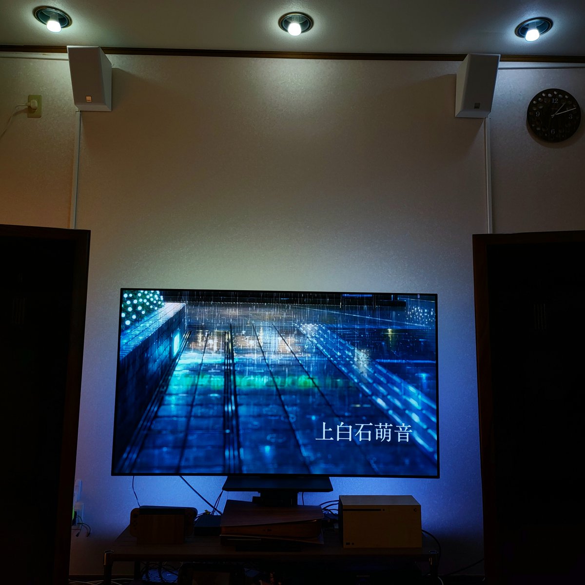 CaelumLuce's tweet photo. 写真じゃ伝わりづらいけど、リアルタイムに映像に合わせてライティングがフルカラーで追随してくのよ
それも正確に位置を捉えていく
青空なら空は青く、密林の中なら緑に、灼熱の太陽なら眩しく照りつける
没入感の上がり方が半端ないです
#HueSyncBox https://t.co/beiJyG0ILZ