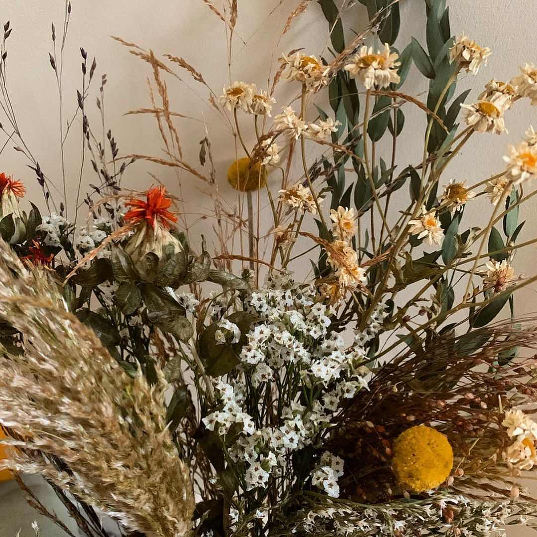 Debbiestar01's tweet photo. When your beautiful friend turns up on the doorstep in the pouring rain on HER Birthday weekend to give you these stunning dry flowers 💐🥰🤍 ! You are one of a kind. We love you. Thank you! 🤍🕺 Have the best day. You truly deserve it my love https://t.co/gWvqpFRtXb