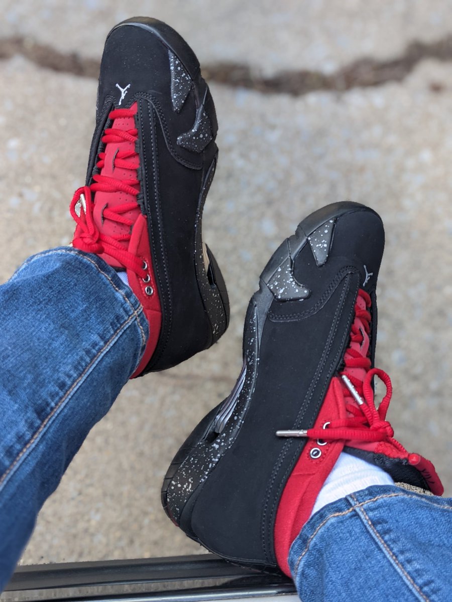 amcmath04's tweet photo. Saturday!#KOTD #Nike #Jordan14 #RetroLow #RedLipstick #ashwithkicks #soleangles #sneakersmoke #ladiesinsnkrs #snkrskickcheck #queenofsoles #sneakersisterhood #blackchickinkicks #blackgirlsneakerjoy #wearyourshoes #girlwholovessneakers
Socks @downhillsocks
Shoes @jumpman23 https://t.co/wJpfOkMacZ