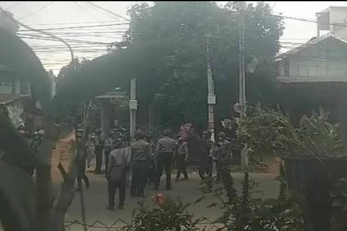 Junta troops abducted Ko Ko Phyo, from his home in Daung Ngu Ward, Dawei. They destroyed the door, searched the entire house, and seized some properties too. 
#ReleaseTheDetainees #HelpMyanmarIDPs #Dec5Coup #WhatsHappeningInMyanmar