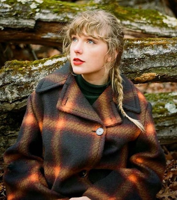 TheSwiftSociety's tweet photo. 👑| @TaylorSwift13 appears in the Guiness World Records Book 2022 for the shortest span (140 days) between two #1 albums with 'folklore' &amp; 'evermore'

— She later broke her own record with Fearless TV (119 days) https://t.co/6w2QqMIjZv
