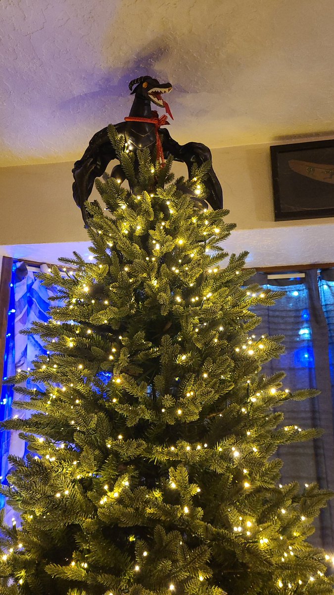 darkkafn's tweet photo. The Christmas dragon is out once again... the holidays may finally begin. #Dragon #Christmas https://t.co/KL9ezZ4Qhu
