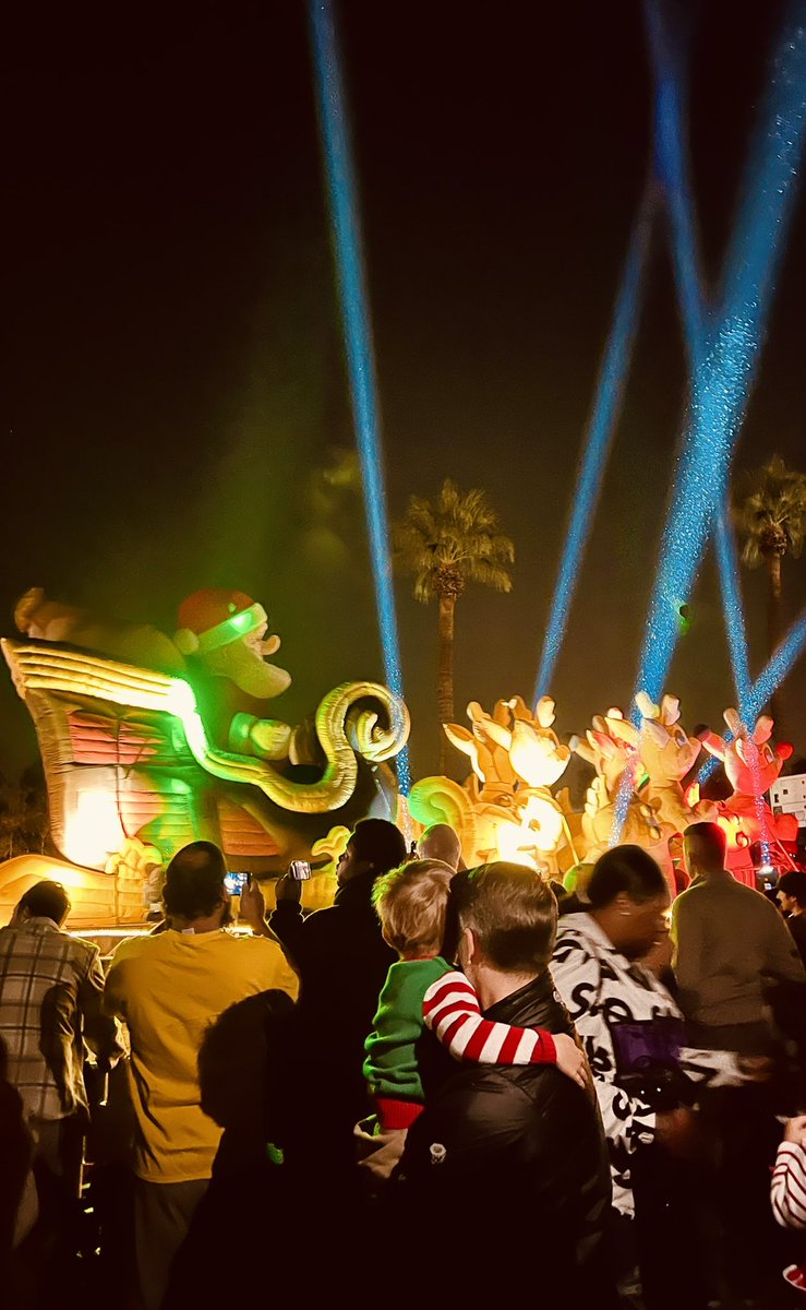 SarahKLiguori's tweet photo. Partook in a little family holiday magic tonight #apslightparade https://t.co/N4IBaPMWeq
