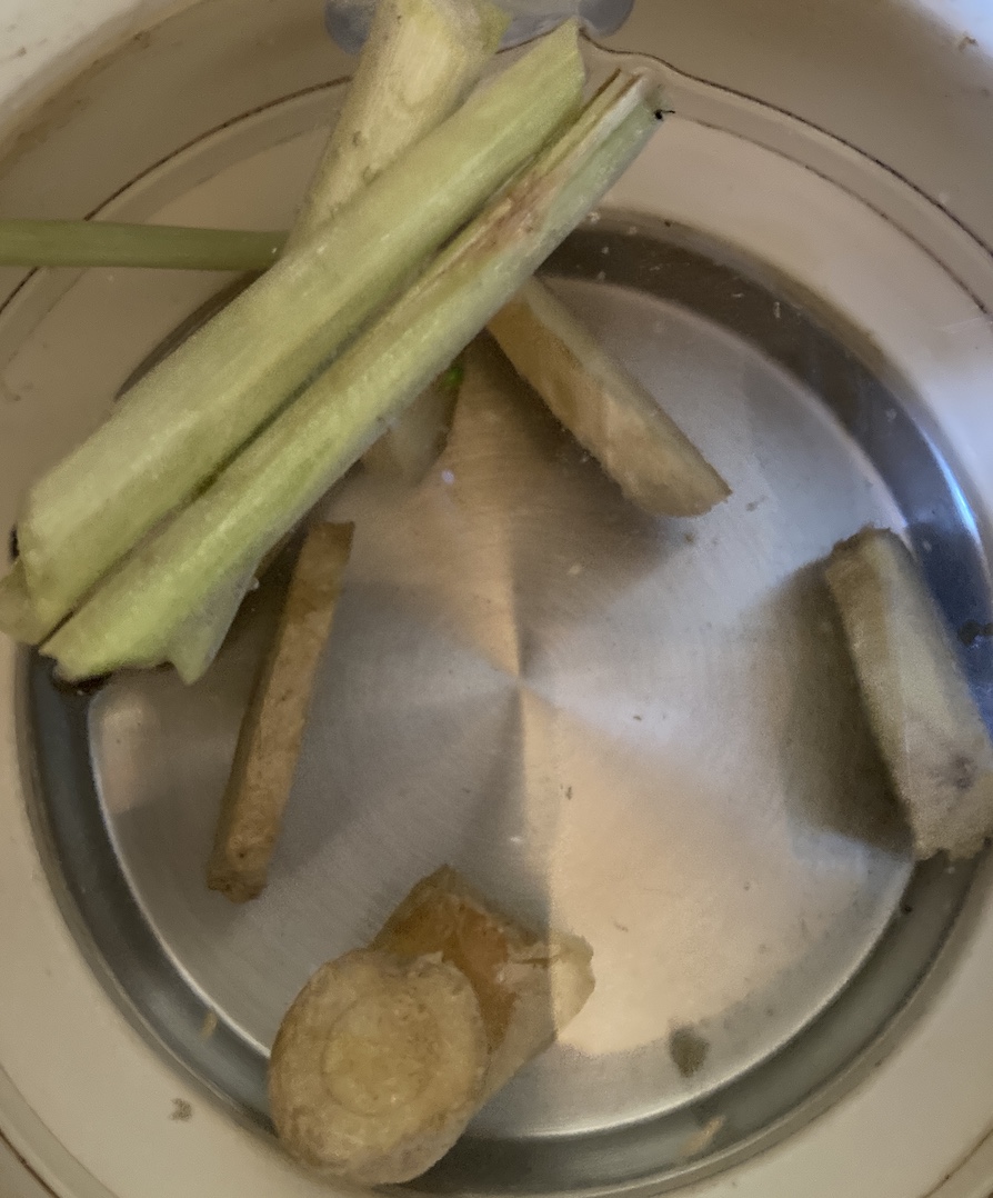 くられ 4 29 30幕張 超会議 急に寒くなったこの時期にオススメしたいのが レモングラス 生 とショウガ 生 をティファールにぶちこんで湧かしただけのお茶 レモングラスはタイ料理店などのアジアンフード専門店などにいけば1束300円程度 少し砂糖 くられ 4 29 30幕張 超会議 急に寒くなったこの時期にオススメしたいのが レモングラス 生 とショウガ 生 をティファールにぶちこんで湧かしただけのお茶 レモングラスはタイ料理店などのアジアンフード専門店などにいけば1束300円程度 少し砂糖