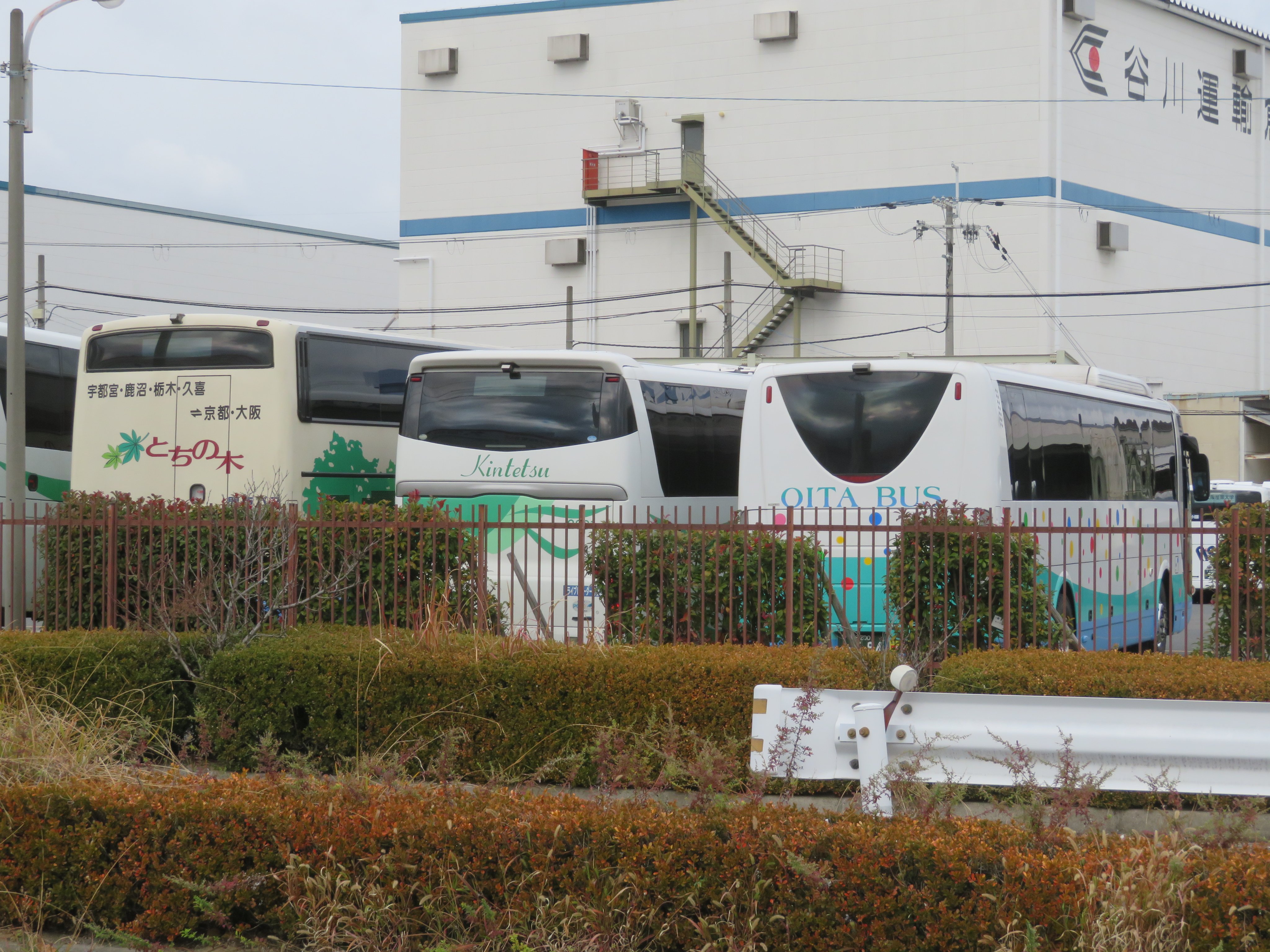 なんくう 大阪で見る大分バス 京阪神と別府 大分を結ぶ Sorin号 ですね 夜の出発に備えてしばし休憩中 初めて乗った長距離高速バスが 大阪 あべの橋から大分 金池ターミナルまでの エメラルド号 でした 紆余曲折ありましたが 今でも基本的なカラー
