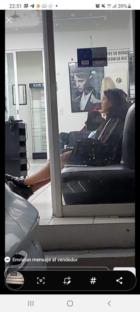 Libro_negro_'s tweet photo. Les agradecería si dan RT a este tweet.

Esta chica fue a hacerse unas extensiones a un salón de belleza en Zapopan y se fue sin pagar. Se hacía pato fingiendo que llamaba y llegó un carro por ella y se fue.

Es un Chevrolet Beat Color plata.
@IncomodoGDL  @Trafico_ZMG https://t.co/KqRMbyV90V