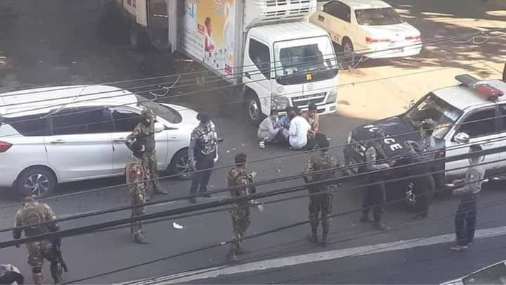 lacquerbreeze's tweet photo. The SAC brutally utilized SAC vehicles opening gunfire and slamming the protest in #Yangon ‘s #KyiMyinDine. At least 10 casualties, including DEATHS were seen. 2 women and 5 men were abducted so far.
#HelpMyanmarIDPs
#Dec5Coup 
#WhatsHappeningInMyanmar https://t.co/WirShA5p61