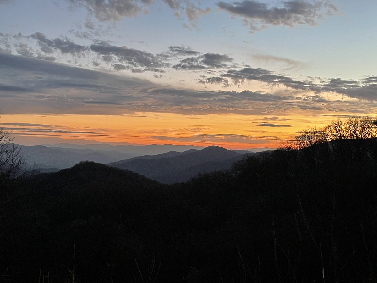 Smokies sunset. #fall #autumn #mountains #trees #clounds #greatsmokymountains #smokymountains #northcarolina #explorenorthcarolina #explorethesmokymountains #iphonography #iphonography #naturephotography #sunset #sunsetphotography