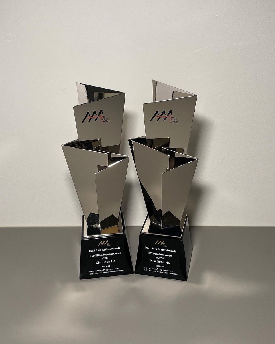 seondal__'s tweet photo. Trans ;

-
I’d like to thank you to the fans who gave me this meaningful award.
-
Thank you for always rooting on me.
I’m still lacking and not good enough but, I will do my best to repay you with more good sides of me.

FEELS LIKE SEONHO WHO CAPTIONED IT😭💙
#KimSeonHo #김선호 https://t.co/U9xbuFV5hQ