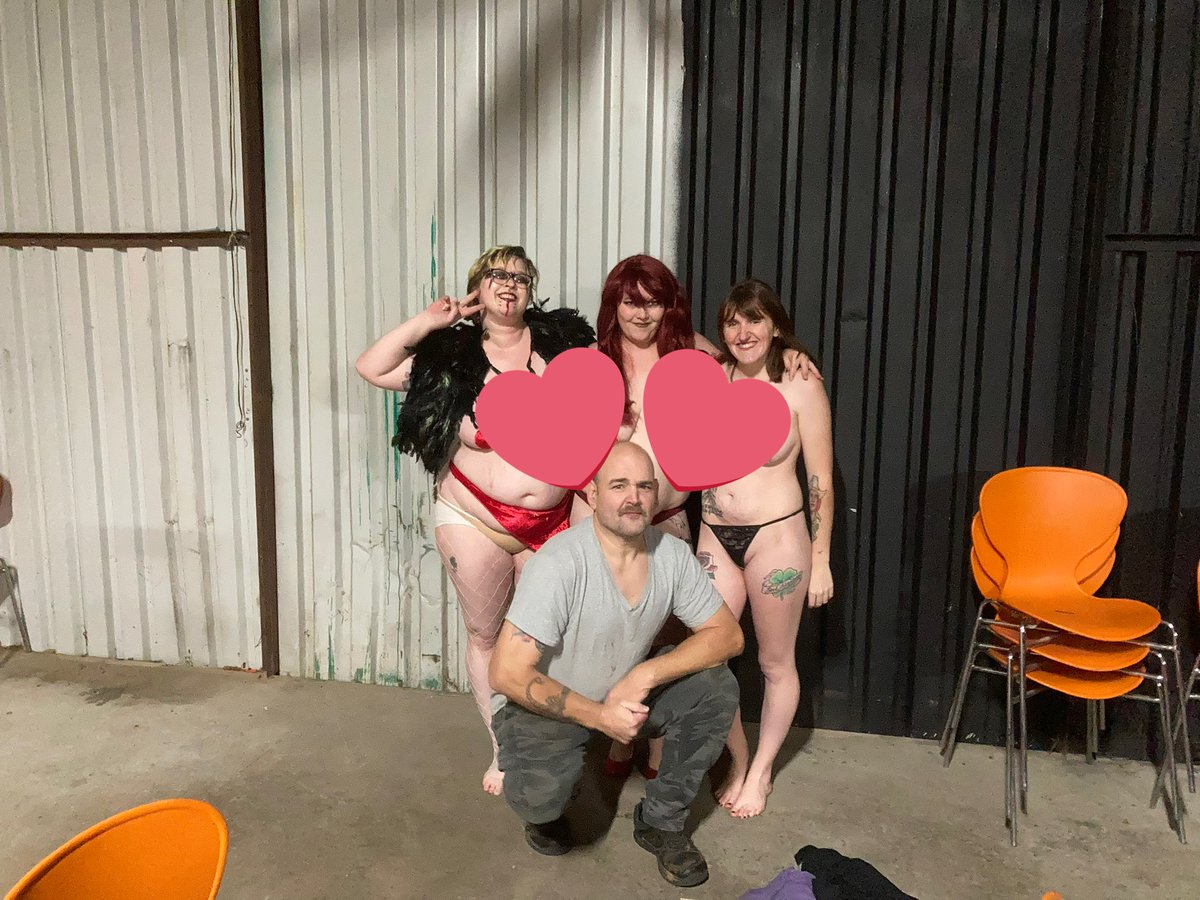 DixieSpider's tweet photo. How is it wrestlers always end up in pictures with burlesque performers lol! The Holiday Burlesque show was great tonight https://t.co/LM3buYPKsZ