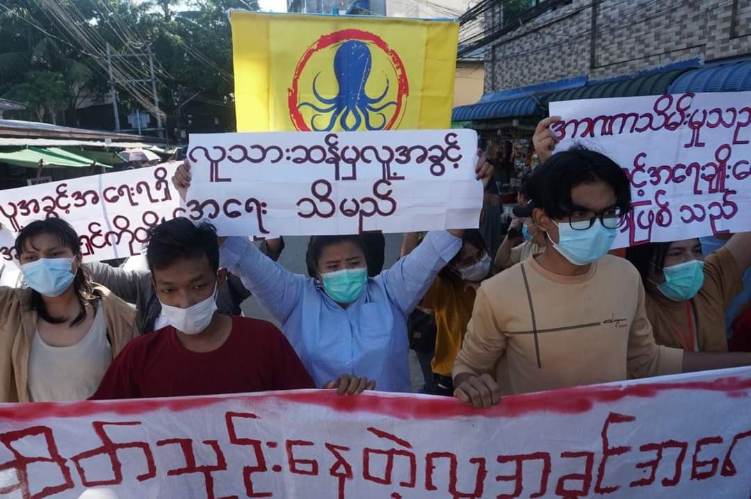 TTFR__Myanmar's tweet photo. Student's Union ,Y.A.T , LGBT Community Yangon ,Labour Alliance &amp; OCTOPUS​ staged the joint protest against the dictatorship. 

#HelpMyanmarIDPs
#Dec5Coup
#WhatsHappeningInMyanmar https://t.co/AUyPS4qHDe