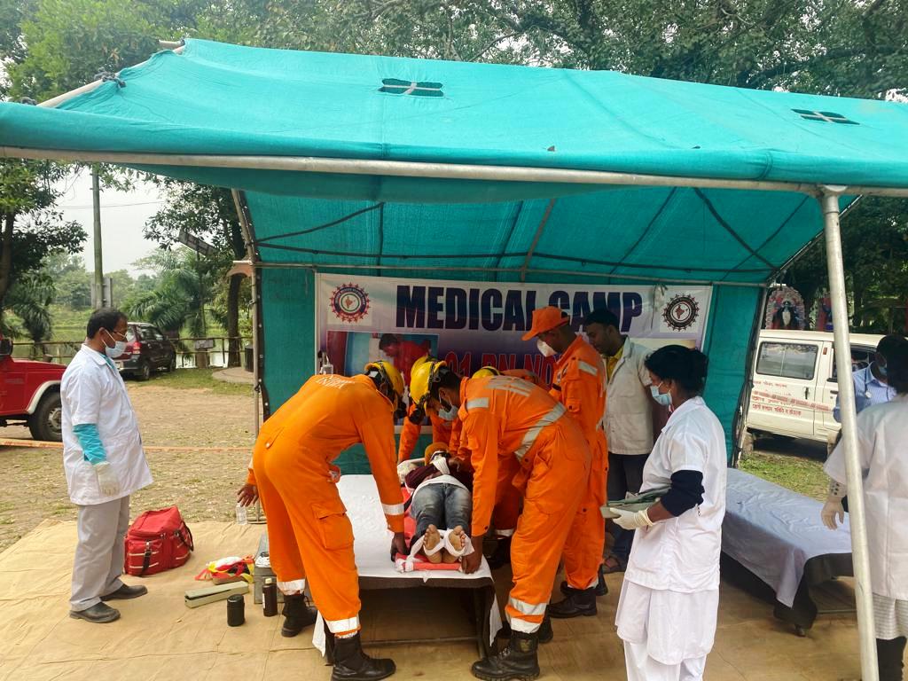 01NDRF's tweet photo. 1ST BN NDRF GUWAHATI
#NDRFconducted Mock Exercise on Earthquake and Fire emergency at Kamalasagar Guest House, Bishalgarh,Dist.- Sepahijala, Tripura. 
#OnDisasterManagement 
#DisasterPreparedness
@BjpBiplab 
@AtulKarwal
@NDRFHQ
@3c4c85bbac99475
@PIBAgartala
@ANI https://t.co/Bmxtu8py51