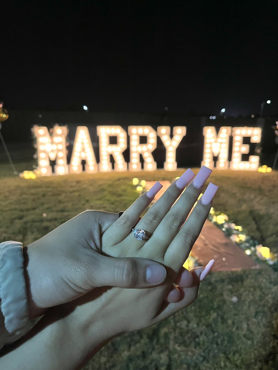 jxckieee__'s tweet photo. IM A FIANCÉ 😭💍💞 https://t.co/CnxkgKa14T