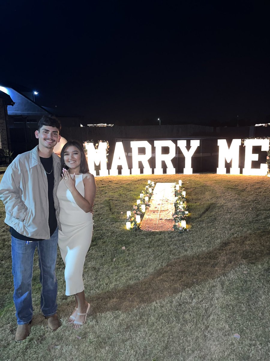 jxckieee__'s tweet photo. IM A FIANCÉ 😭💍💞 https://t.co/CnxkgKa14T