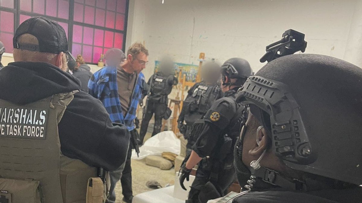 FOX2News's tweet image. Video released of Crumbleys' arrest, Oakland County Sheriff says no indication they were looking to surrender fox2detroit.com/news/oxford-hi…