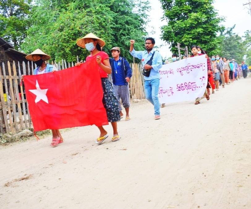 ShweYiHtet2's tweet photo. Pro-Democracy activists from Eastern Parts of Yinnmarpin and Northern Parts of Sarlingyi Tsp staged the protest against the military coup.#Dec5Coup #WhatsHappeningInMyanmar #HelpMyanmarIDPs https://t.co/grSpHOJylq