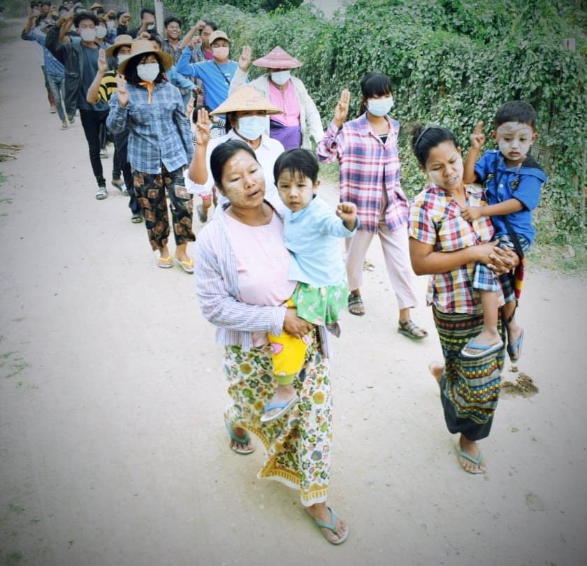ShweYiHtet2's tweet photo. Pro-Democracy activists from Eastern Parts of Yinnmarpin and Northern Parts of Sarlingyi Tsp staged the protest against the military coup.#Dec5Coup #WhatsHappeningInMyanmar #HelpMyanmarIDPs https://t.co/grSpHOJylq