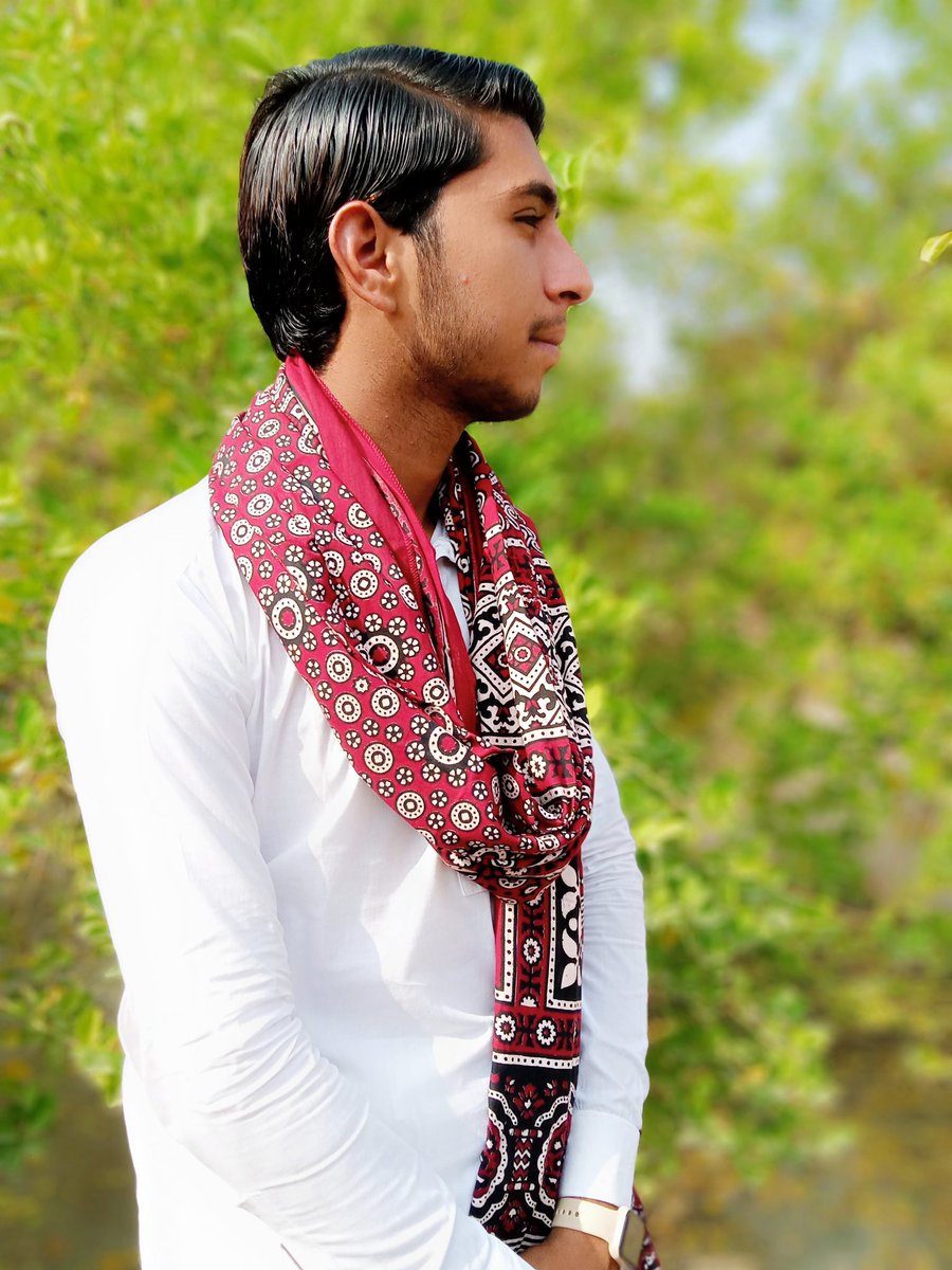 منھنجو عــــشق ســــــنڌ ســان 
منهنجو ســـر قربان سـنــــڌ تان
ســنڌ منهنجــو تـــو ۾ ســــاھ آ
ان ڳـــالهه جـــو الله گــــــواھ آ ✌

#SindhiCultureDay2021