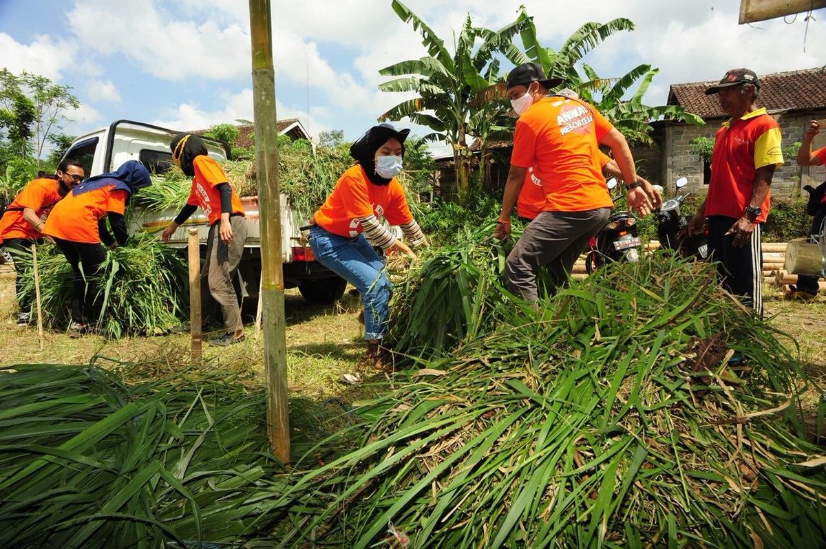 Otanonymous_'s tweet photo. Selain mengangkut hewan ke tempat pengungsian, operasi penyelamatan juga memiliki banyak tugas. Misi pencarian dan penyelamatan, menerima penyelamatan hewan peliharaan, serta memberikan perawatan medis darurat. https://t.co/JDzhKQZk8A
