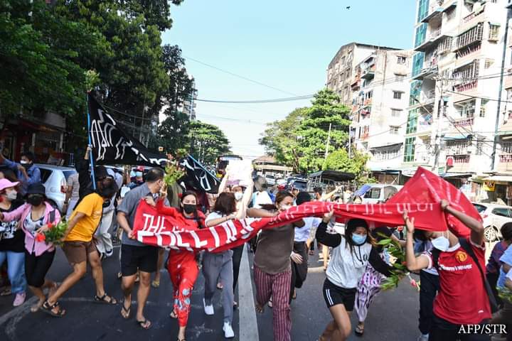 b3rry_y's tweet photo. FREEDOM FROM FEAR !! Today Yangon Strike marched this morning. There's nothing to be feared more than living under Min Aung Hlaing and his terrorists.
#HelpMyanmarIDPs #Dec5Coup
#WhatsHappeningInMyanmar https://t.co/Mr8oUdG58C