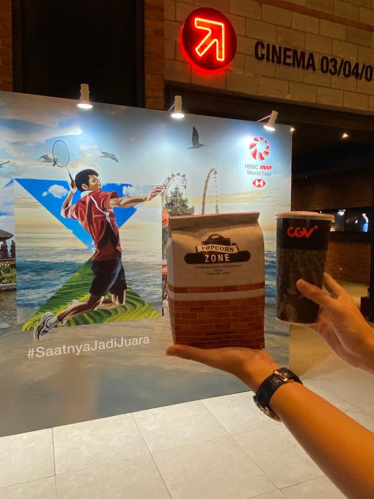 BadmintonTalk's tweet photo. Selain nonton bareng dan juga bertemu atlet idola, kalian juga berkesempatan mendapatkan Popcorn dan juga Minuman secara GRATIS lho. Dengan cara buka rekening tabungan atau kartu kredit dari @HSBC_ID.
#SaatnyaJadiJuara #HSBCSuperFans https://t.co/b8F87yaiAA