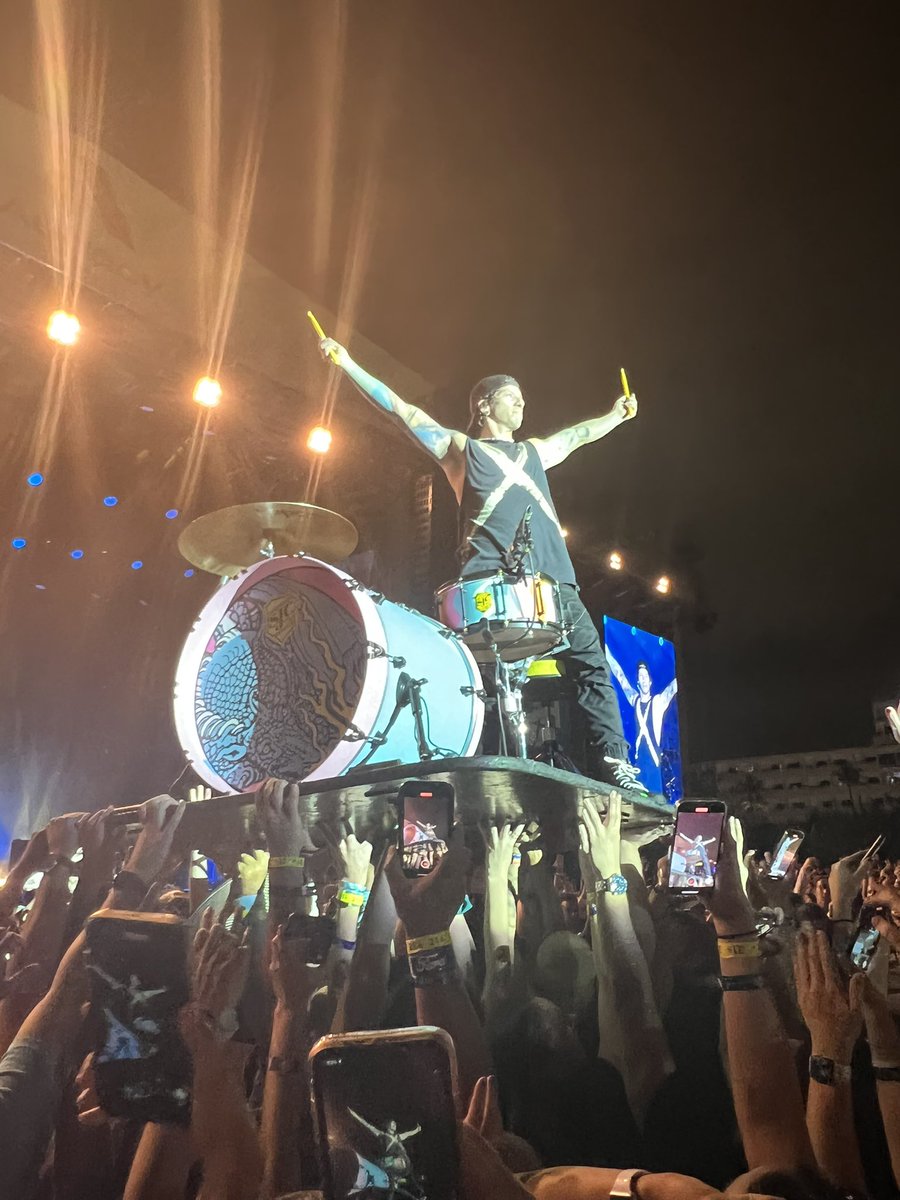 Andrew Bare tweet media