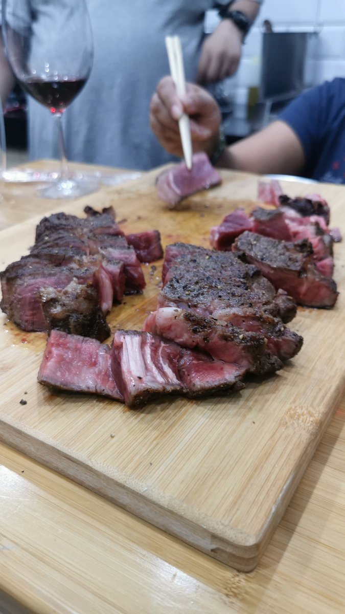 paudfreespirit's tweet photo. Wine &amp; steak please 😛😋 #winenot #steakout https://t.co/jU9Ip5Zw7m