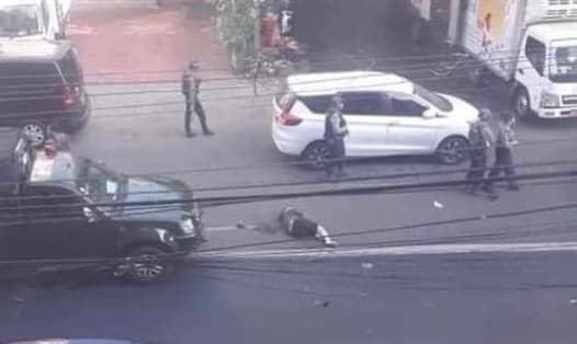 Shoon_Naing's tweet photo. "I got hit and fell down in front of a truck. A soldier beat me with his rifle but I defended and pushed him back. Then he immediately shot at me as I ran away in a zig-zag pattern. Fortunately, I escaped," a protester told @Reuters by phone.
#WhatsHappeningInMyanmar https://t.co/hxVfgiJIdV