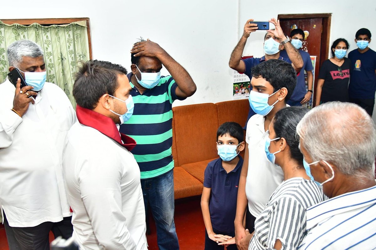 CatherineLka's tweet photo. Look at the affection of his children, what his family lost. No one can get them back.They can be satisfied only by doing justice and fairness to the incident.
@RajapaksaNamal @ThilinaPrasang4 @sajithpremadasa
#JusticeForPriyantha #JusticeforPriyanthaDiyawadana
#SriLanka https://t.co/Jkbi9oCm2G