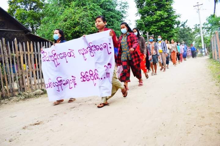 b3rry_y's tweet photo. Salingyi &amp; Yinmrpin strike with full forces marched to the streets and chanted slogans calling for the overthrow of the military dictatorship.

#HelpMyanmarIDPs #Dec5Coup
#WhatsHappeningInMyanmar https://t.co/DtvODDZH2H