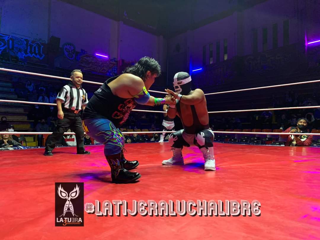LaTijeraLucha's tweet photo. En una batalla de microrudos, los #MicroGemelosDiabloIyII derrotaron a #Chamuel y #MicroNitro en la tradicional #ArenaNeza
#InvasionIndy...
#latijeraluchalibre https://t.co/b3KU0LAmGi