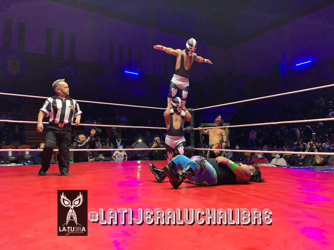 LaTijeraLucha's tweet photo. En una batalla de microrudos, los #MicroGemelosDiabloIyII derrotaron a #Chamuel y #MicroNitro en la tradicional #ArenaNeza
#InvasionIndy...
#latijeraluchalibre https://t.co/b3KU0LAmGi