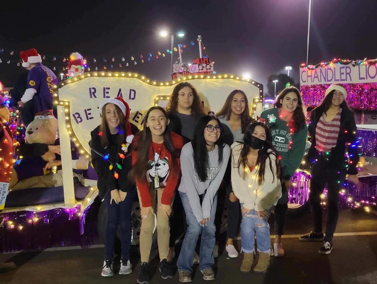 leoclubperry's tweet photo. LOVED this event in Downtown Chandler. Happy Holidays from Leo Club :) https://t.co/zy2oMGRmTX